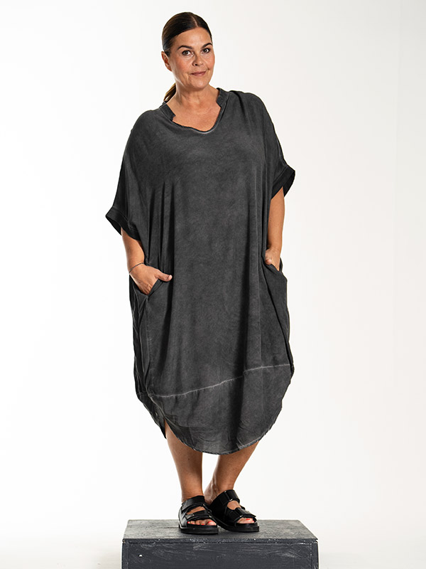 LOLO - Plus Size Klänning fra Gozzip Black