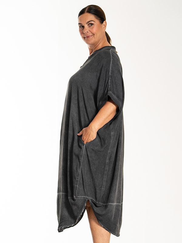 LOLO - Plus Size Klänning fra Gozzip Black