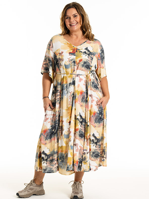 MAJA - Plus Size Klänning fra Gozzip