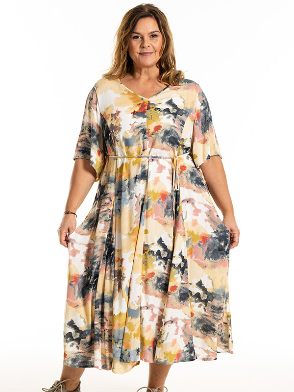 MAJA - Plus Size Klänning fra Gozzip