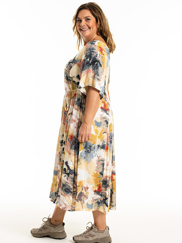 MAJA - Plus Size Klänning fra Gozzip