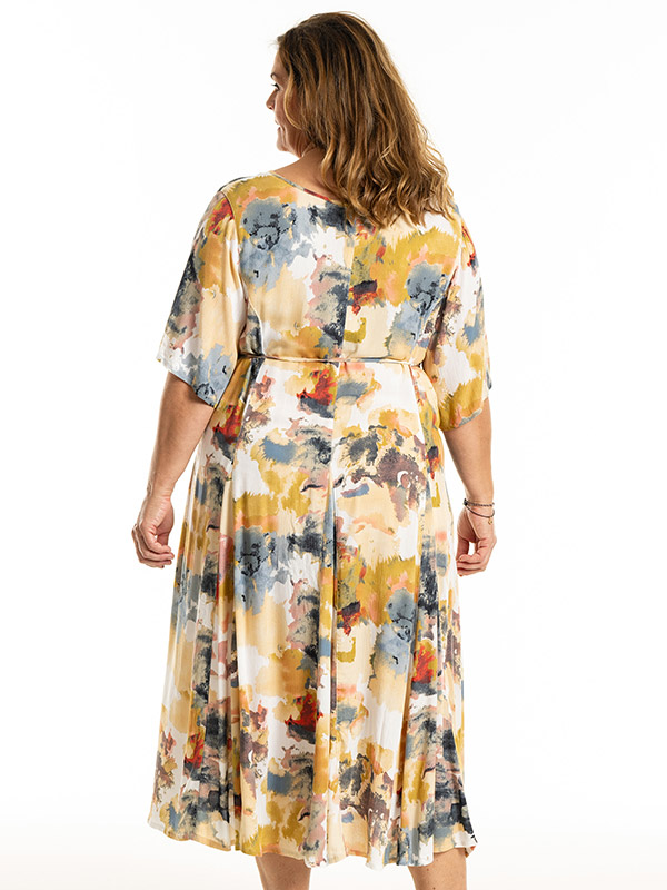 MAJA - Plus Size Klänning fra Gozzip