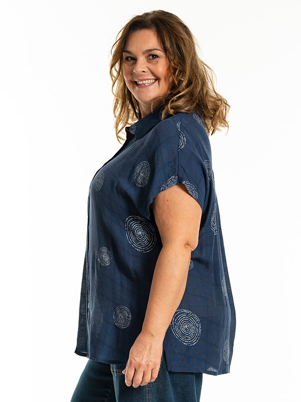 KAISA - Plus Size Skjorta fra Gozzip