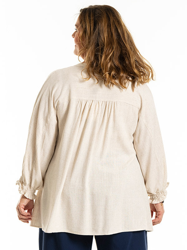 MIRJAM - Plus Size Blus fra Gozzip