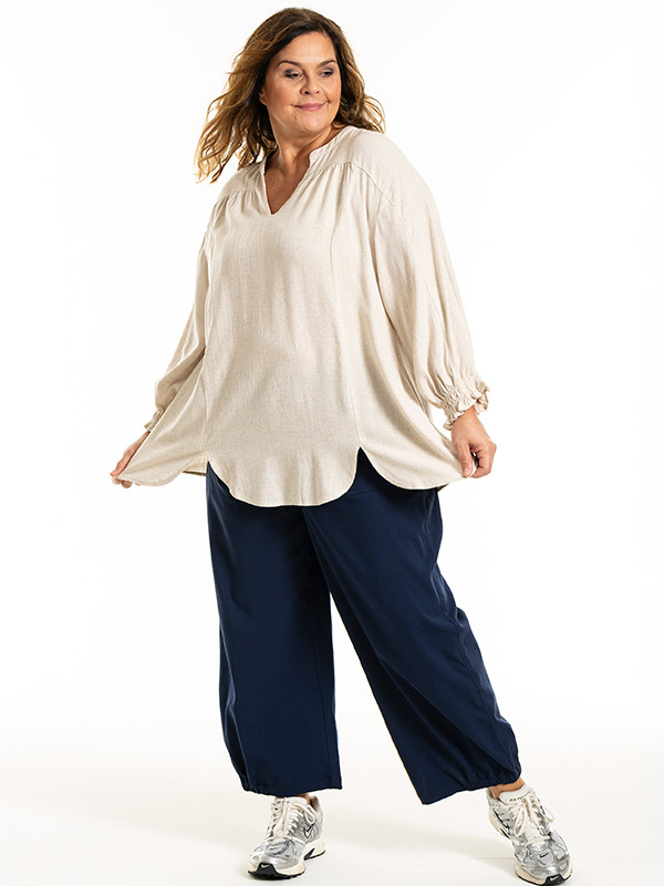 MIRJAM - Plus Size Blus fra Gozzip
