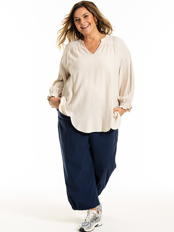 MIRJAM - Plus Size Blus fra Gozzip