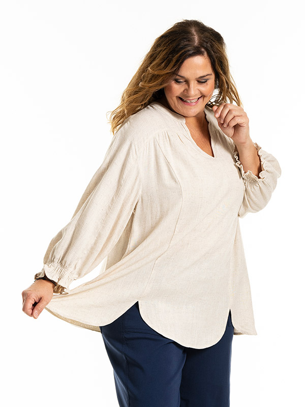 MIRJAM - Plus Size Blus fra Gozzip