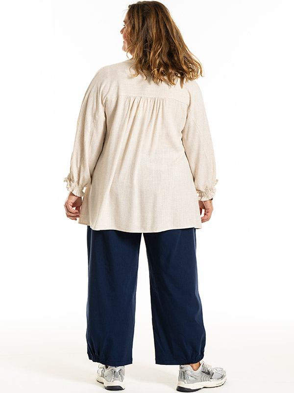MIRJAM - Plus Size Blus fra Gozzip