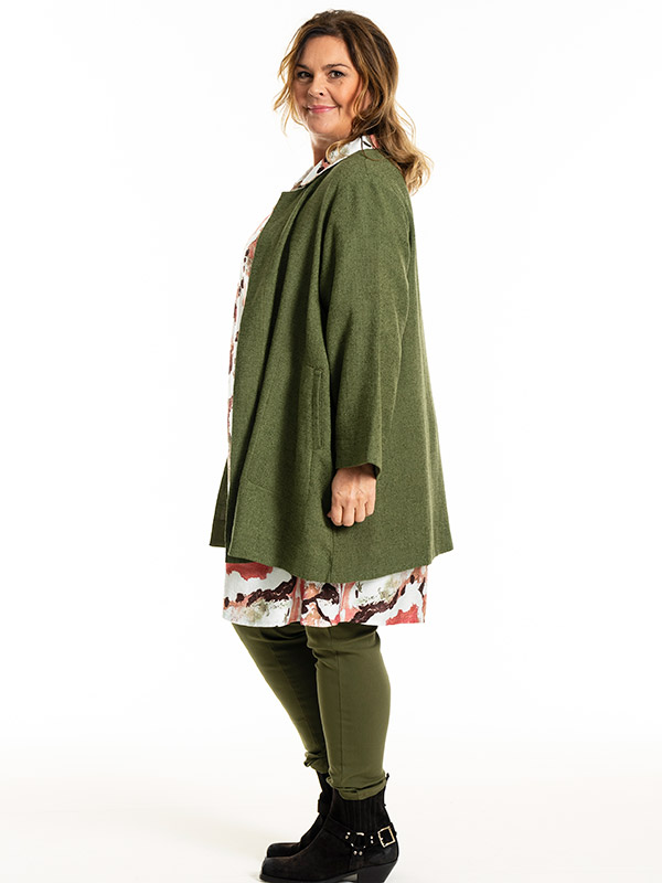 JOSEFIN - Plus Size Kofta fra Gozzip