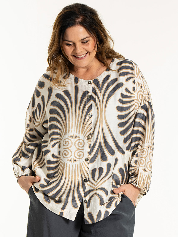 ANN-MARI - Plus Size Blus fra Gozzip