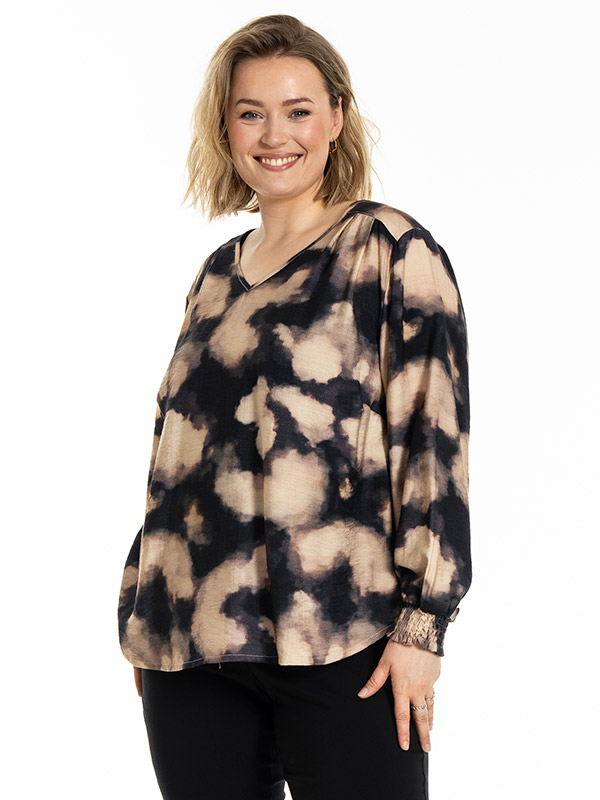 GANNIKA - Plus Size Blus fra Gozzip