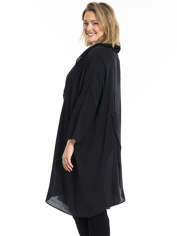 GESTER - Plus Size Klänning fra Gozzip