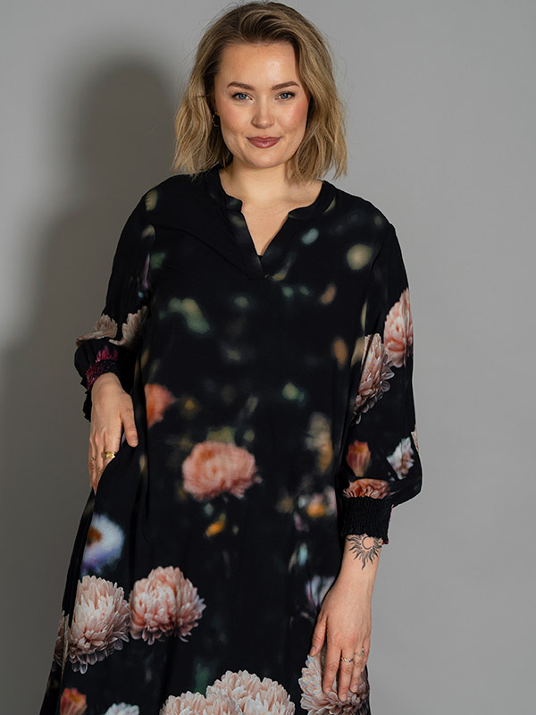GVALDIS - Plus Size Klänning fra Gozzip