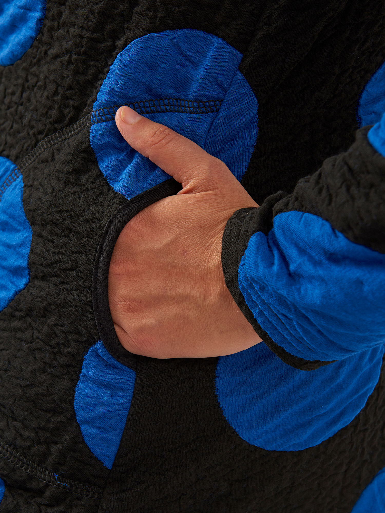 Jola - svart tunika i kraftig kvalitet med stora blå prickar fra Pont Neuf