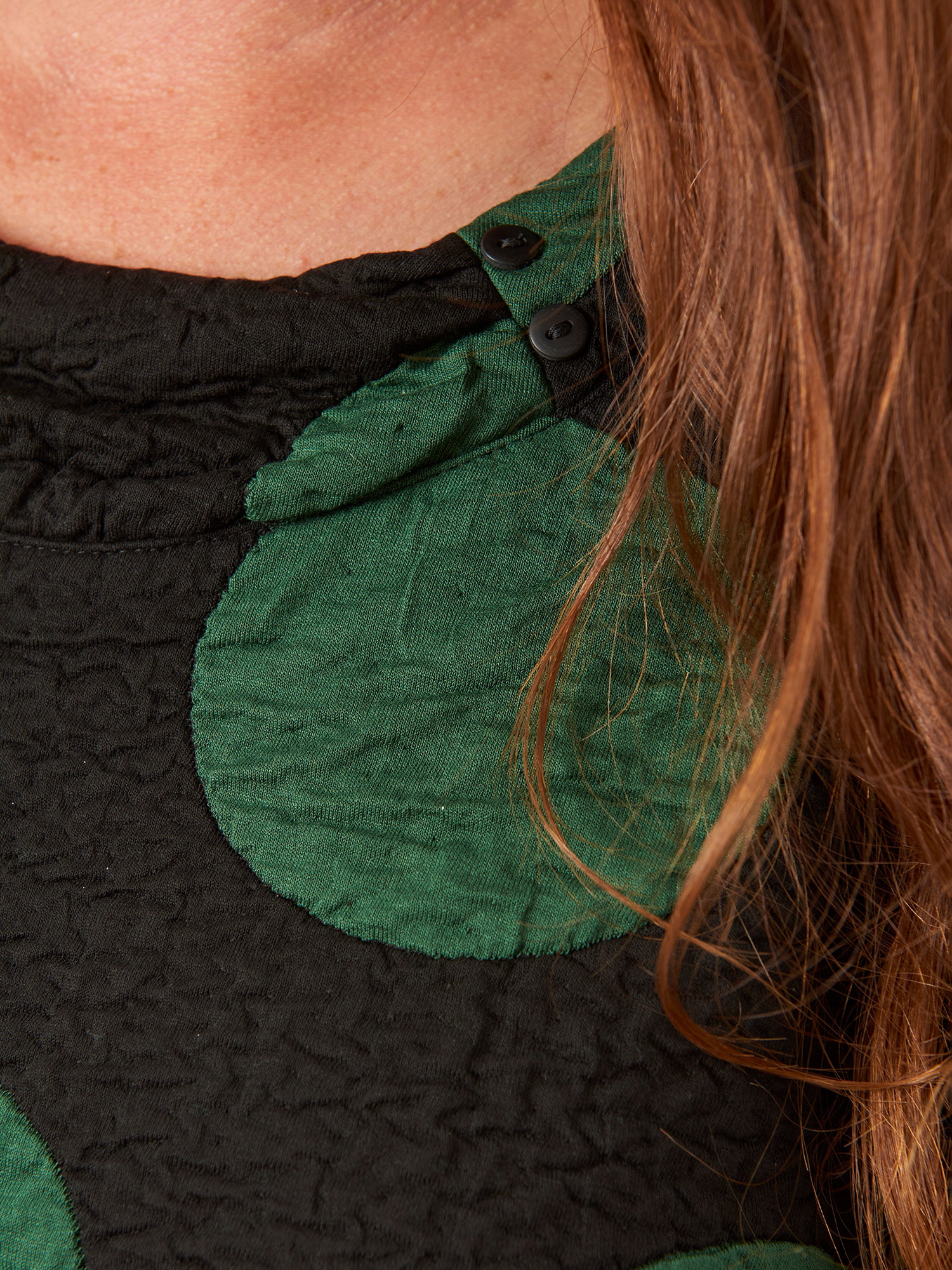 Jola - Lækker sort tunika i kraftig kvalitet med store grønne prikker fra Pont Neuf