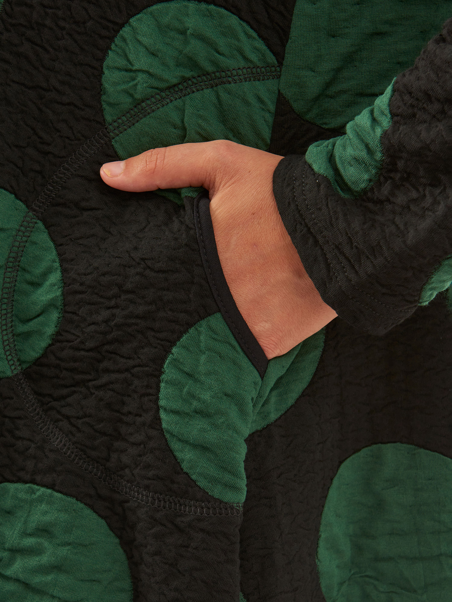 Jola - Lækker sort tunika i kraftig kvalitet med store grønne prikker fra Pont Neuf