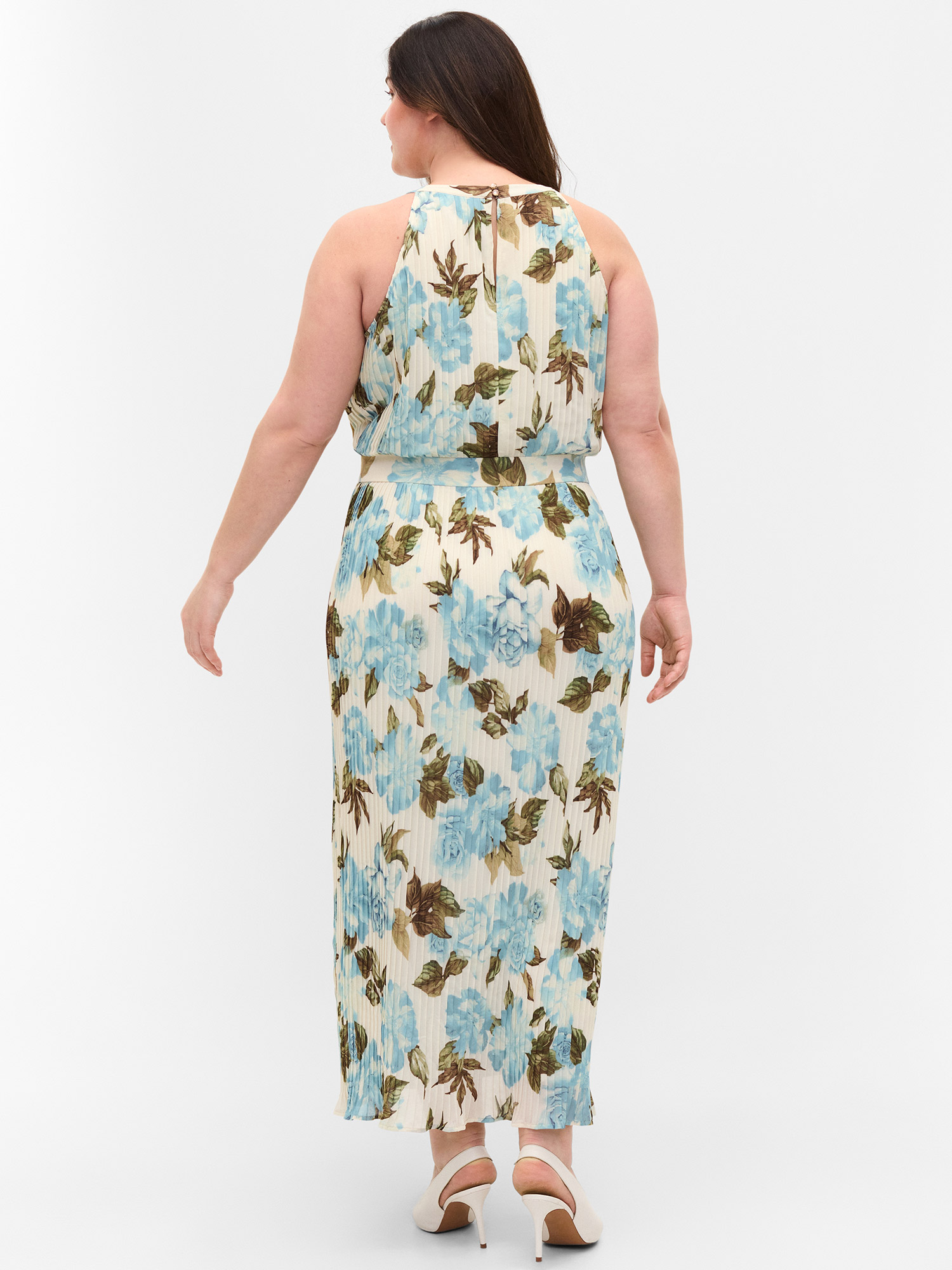 Vacker off-white maxi klänning i plissé med blommigt tryck fra Zizzi