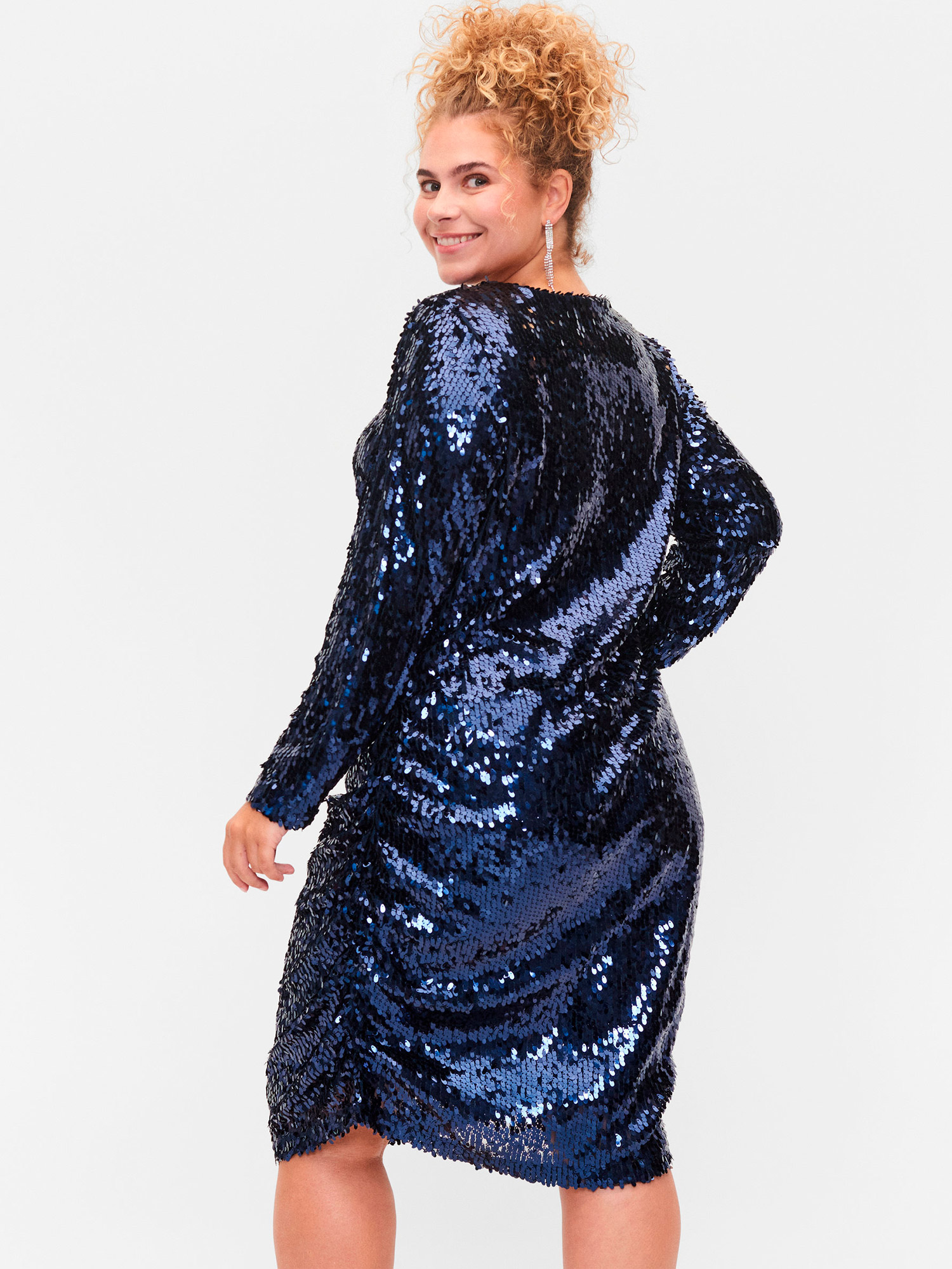 Vacker klänning med blå paljetter fra Zizzi