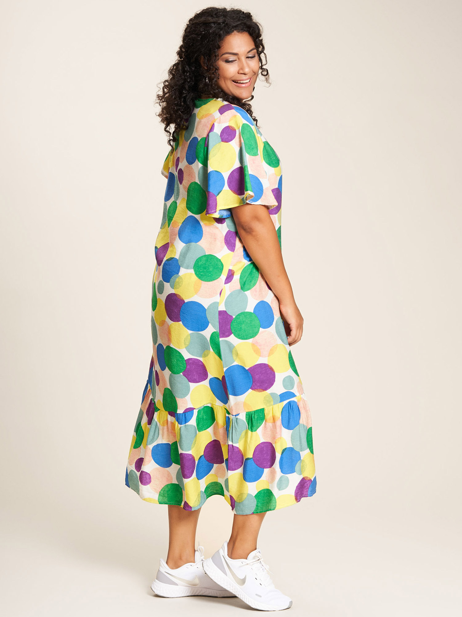 Nadine -  viskosklänning med stora färgade prickar fra Studio