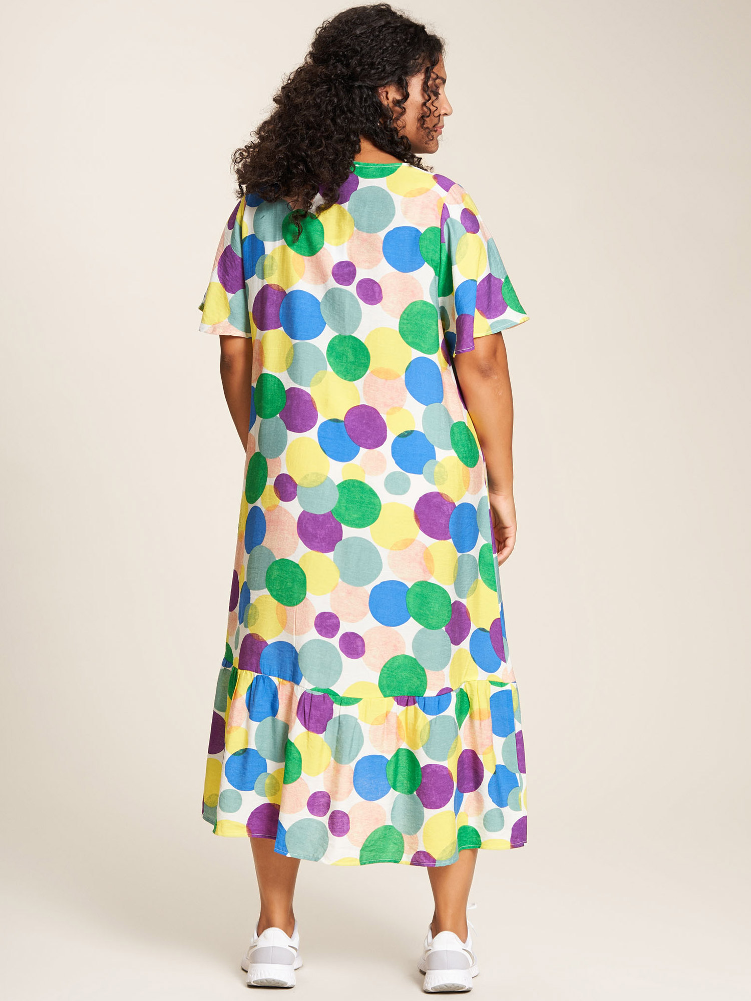 Nadine -  viskosklänning med stora färgade prickar fra Studio