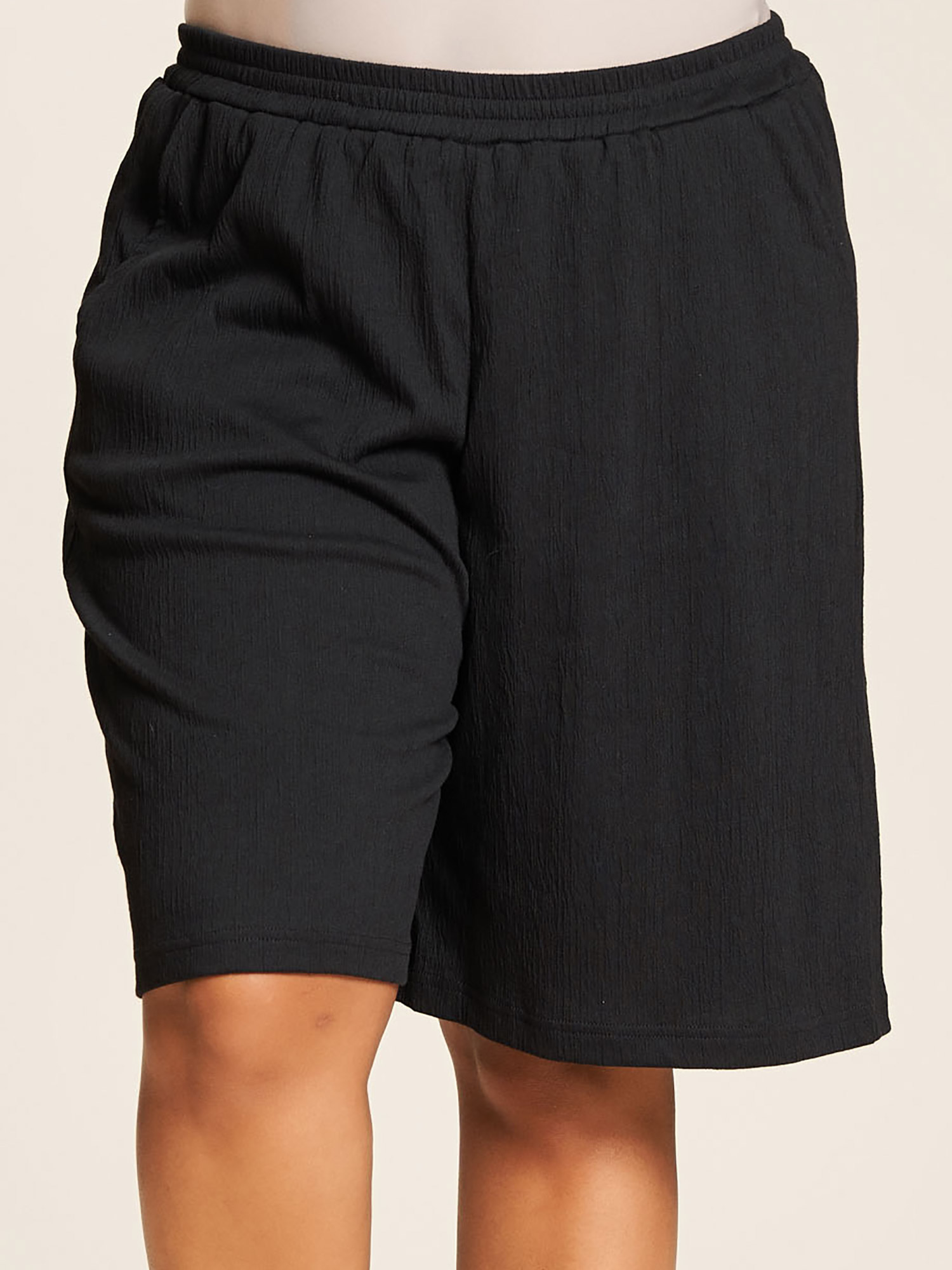Emina - Svarta shorts i bomullstrikå med crepe yta fra Studio