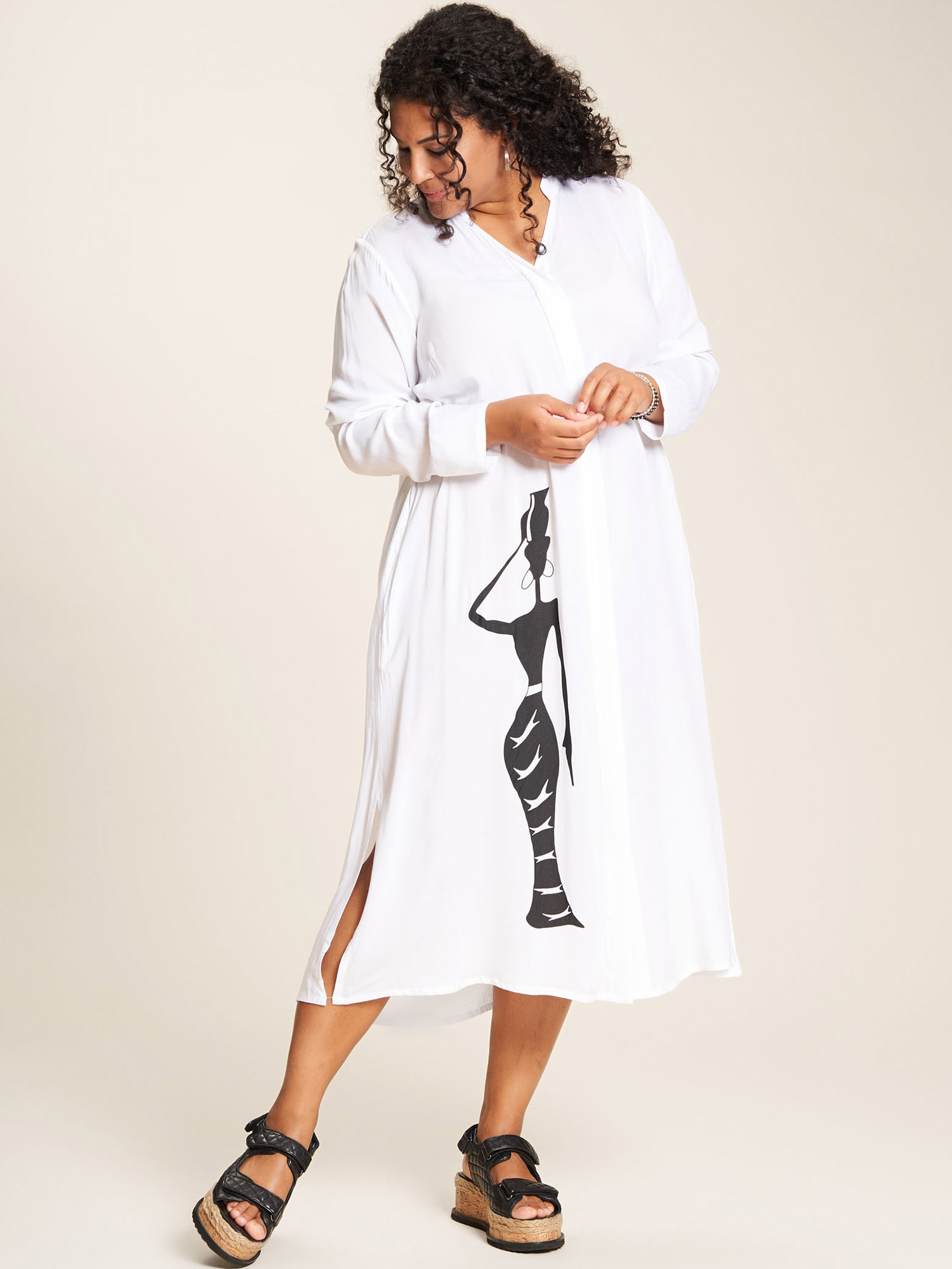 Jean - vit skjorta klänning i viskos med svart tryck fra Studio