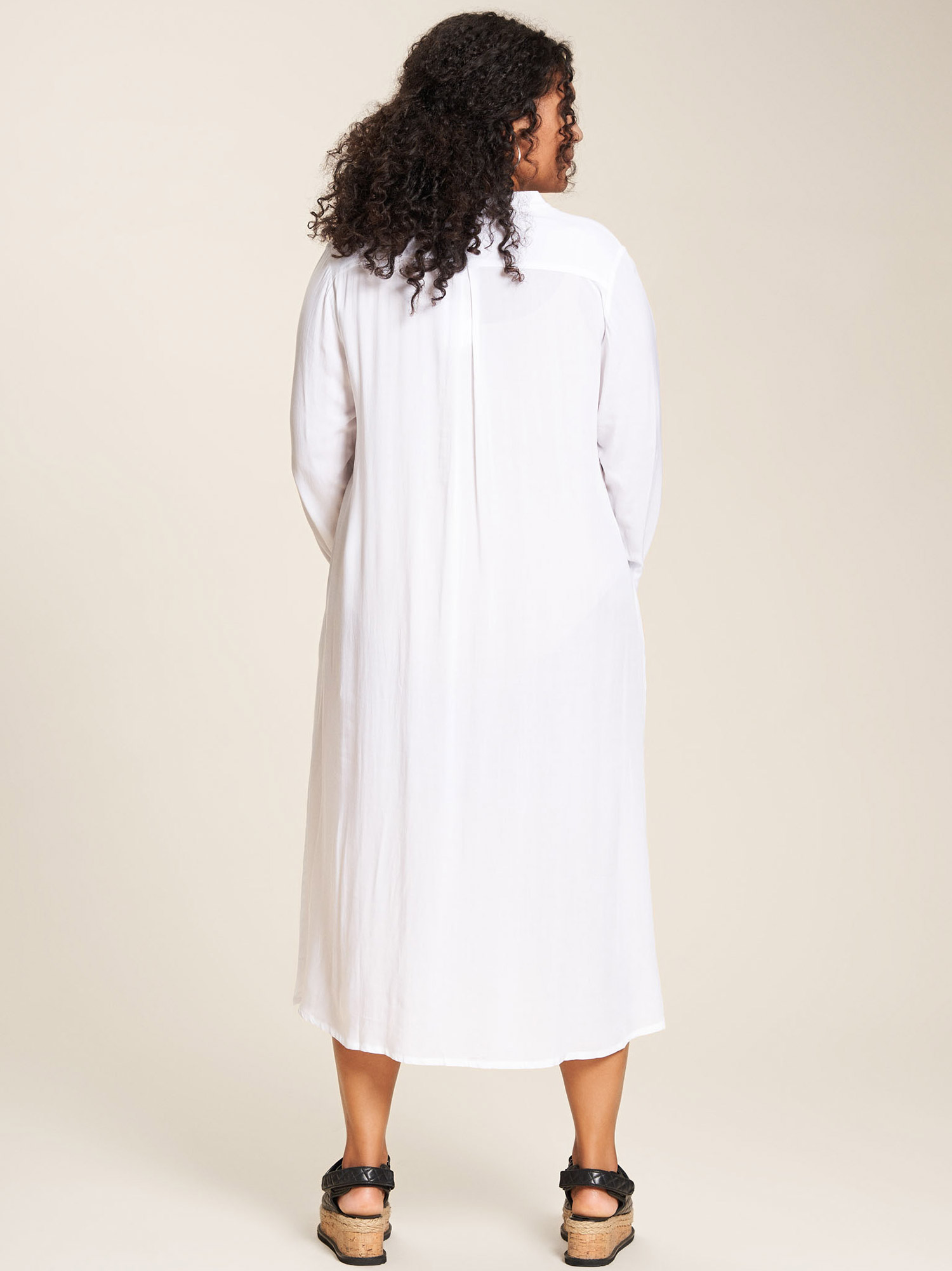 Jean - vit skjorta klänning i viskos med svart tryck fra Studio