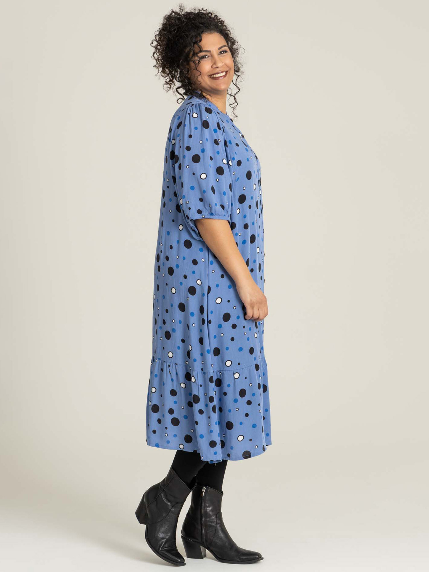 AGNETHE - Söt blå viskosklänning med prickar fra Studio
