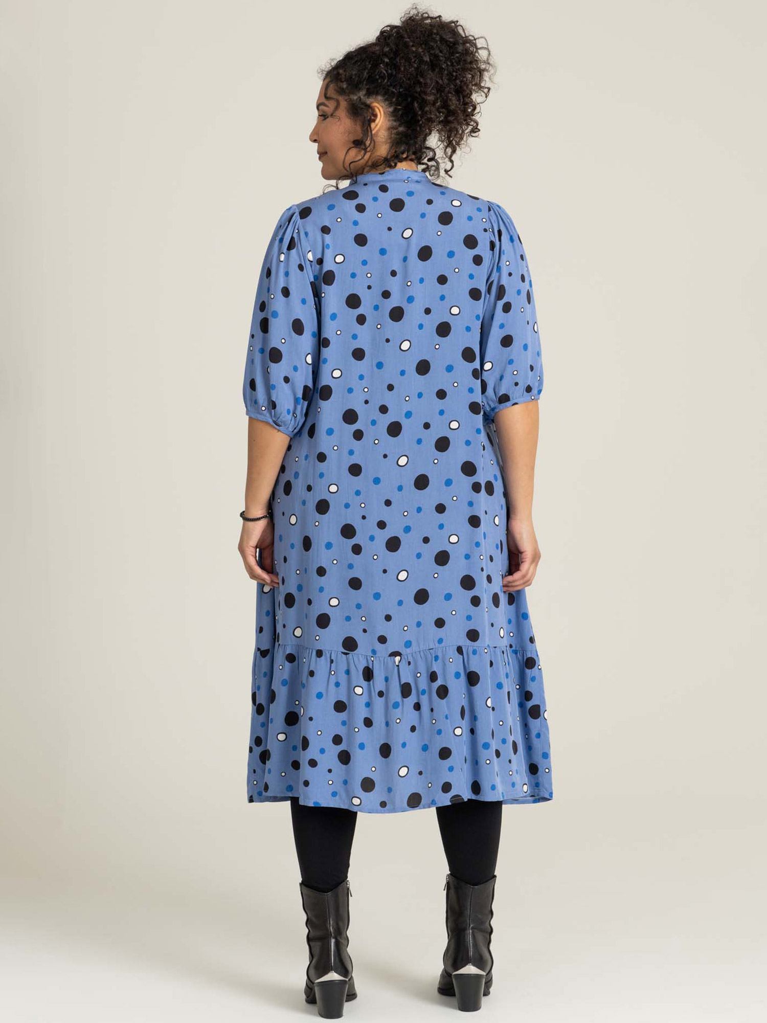 AGNETHE - Söt blå viskosklänning med prickar fra Studio