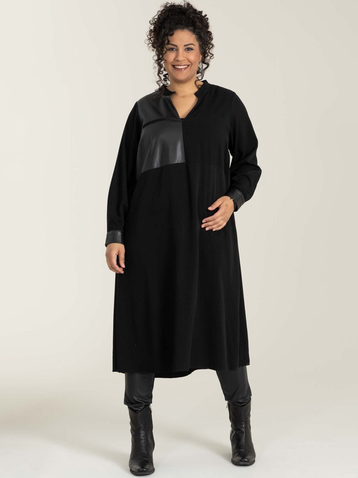 SANNE - Svart viskosklänning med eleganta detaljer i läderlook fra Studio