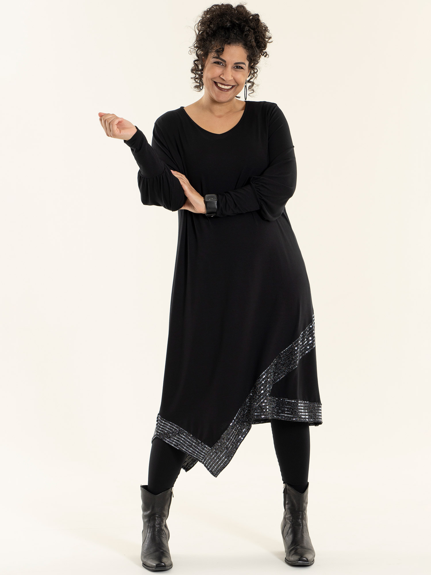 Agathe - svart jersey klänning med silverglitterkant fra Studio