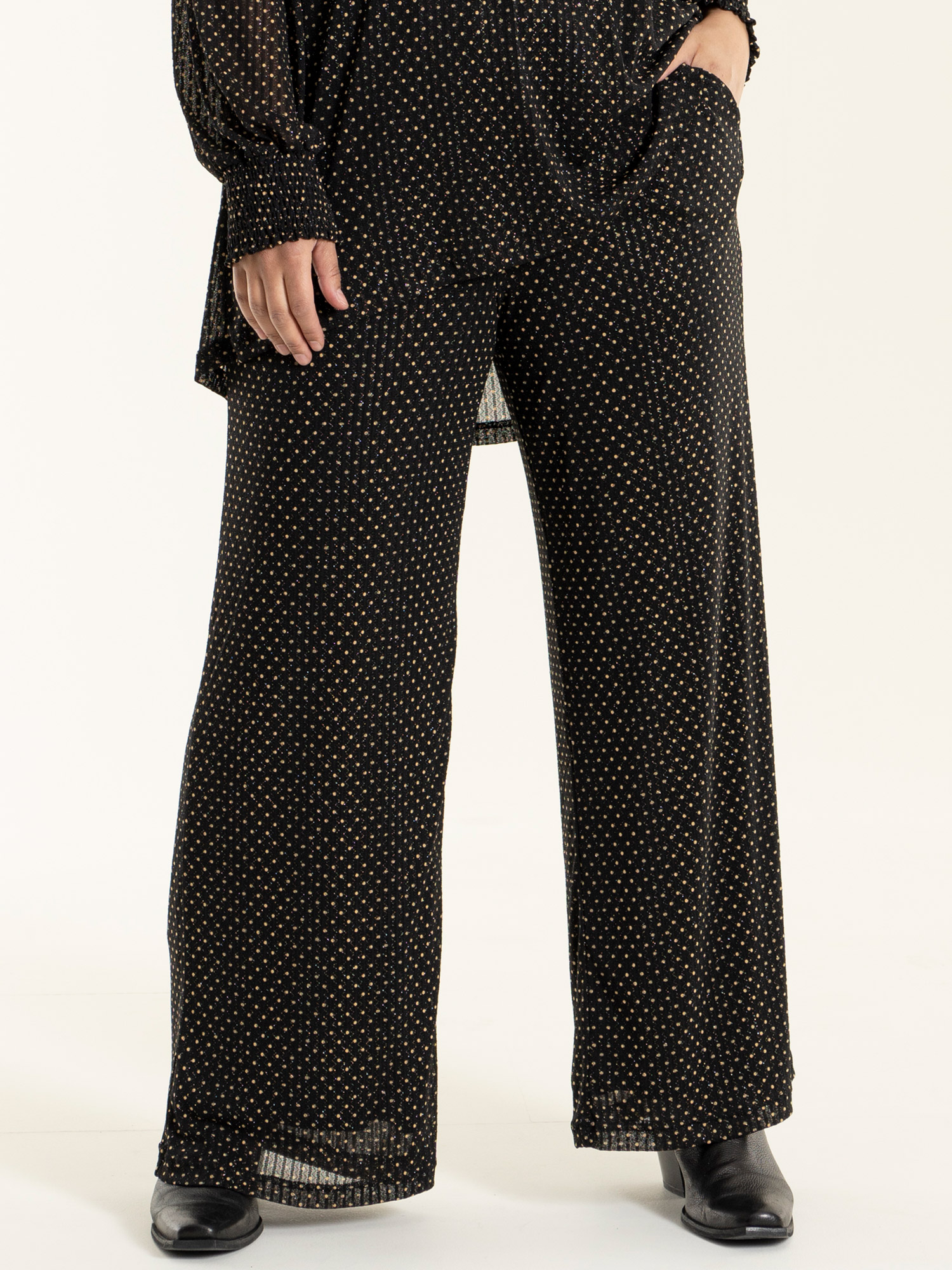 Jakobine - svarta byxor med beiga prickar och glittertrådar fra Studio