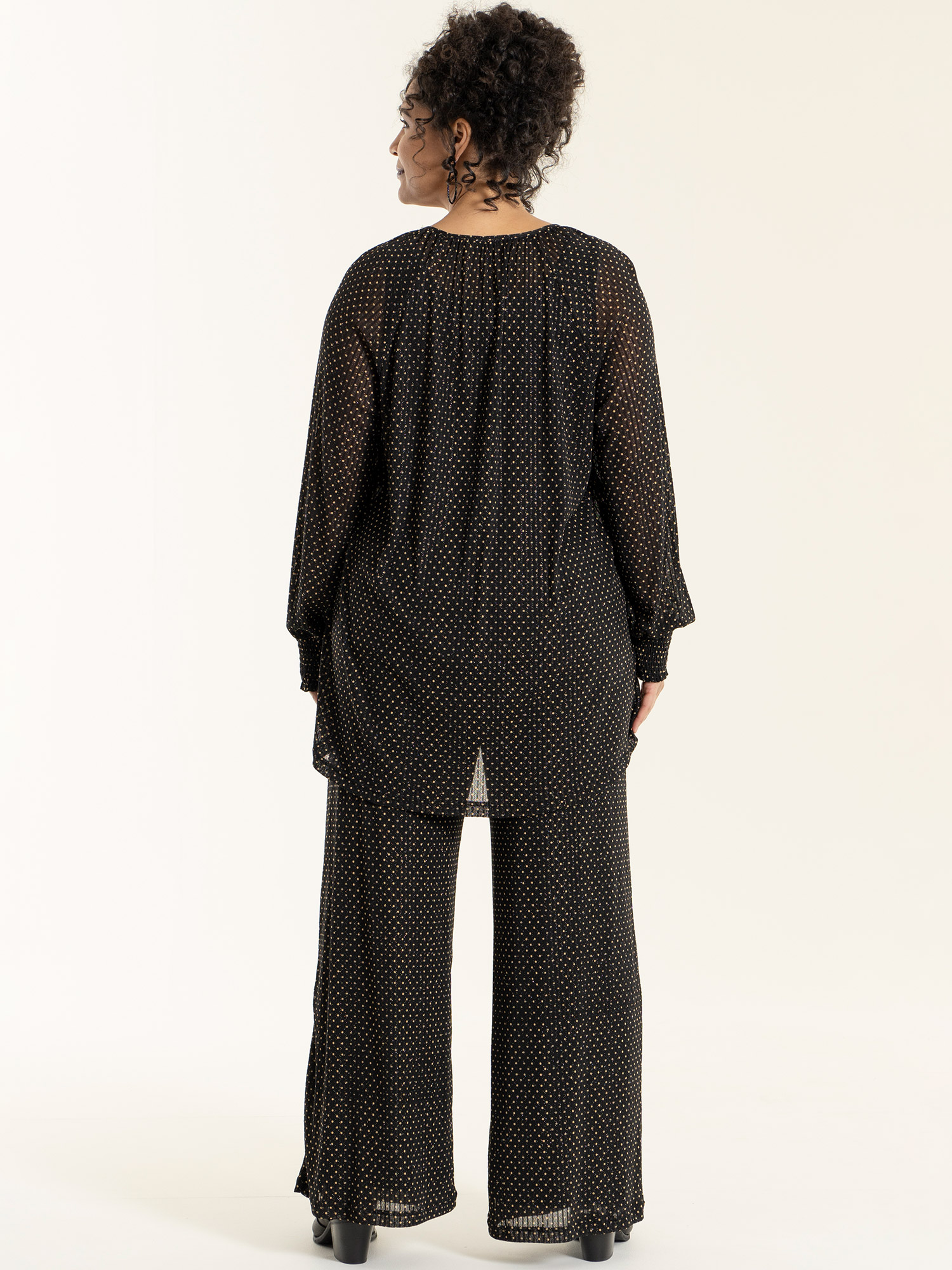 Jakobine - svarta byxor med beiga prickar och glittertrådar fra Studio
