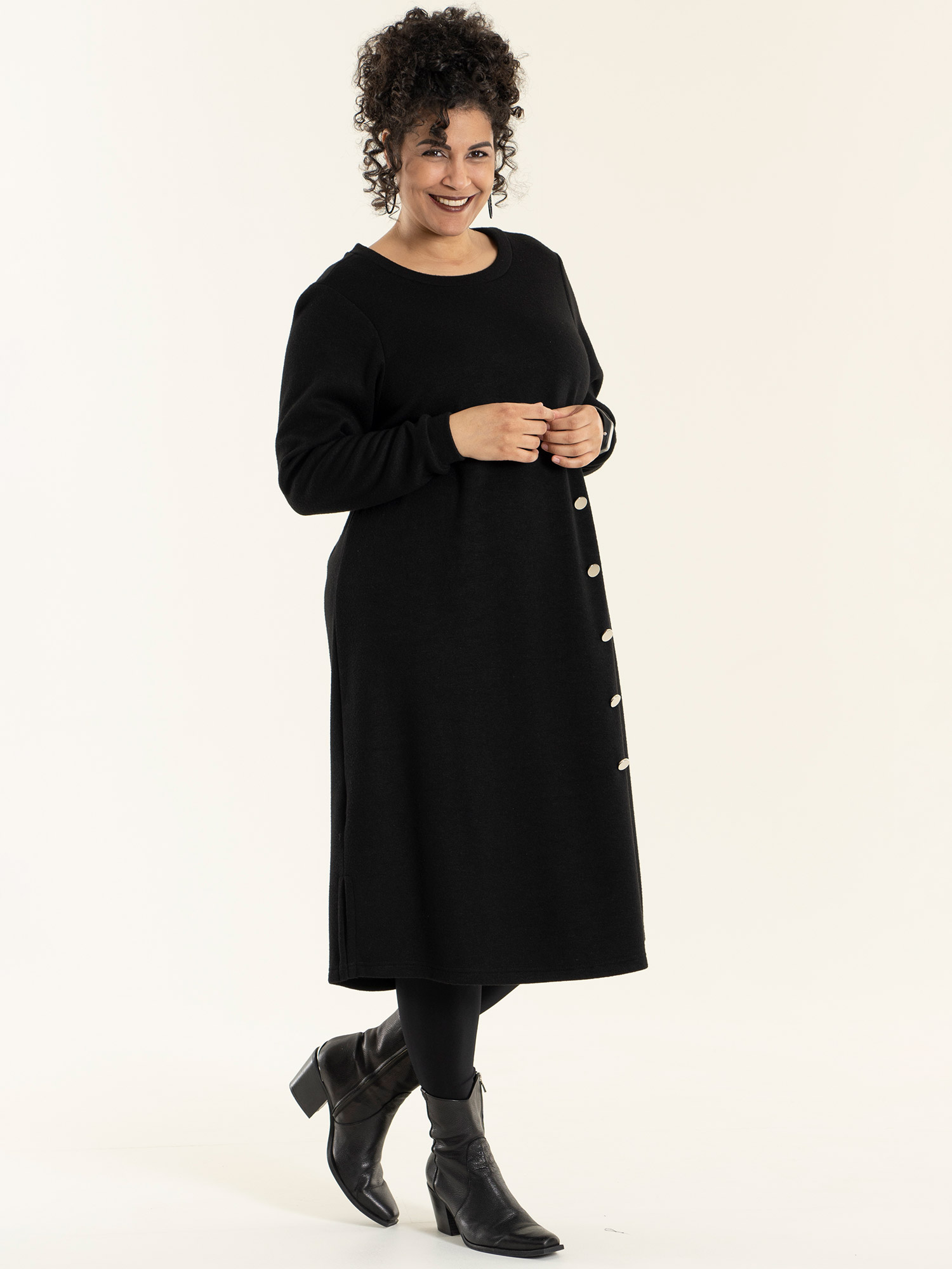 Annemette - svart stickad klänning med snyggt dekorerade knappar fra Studio