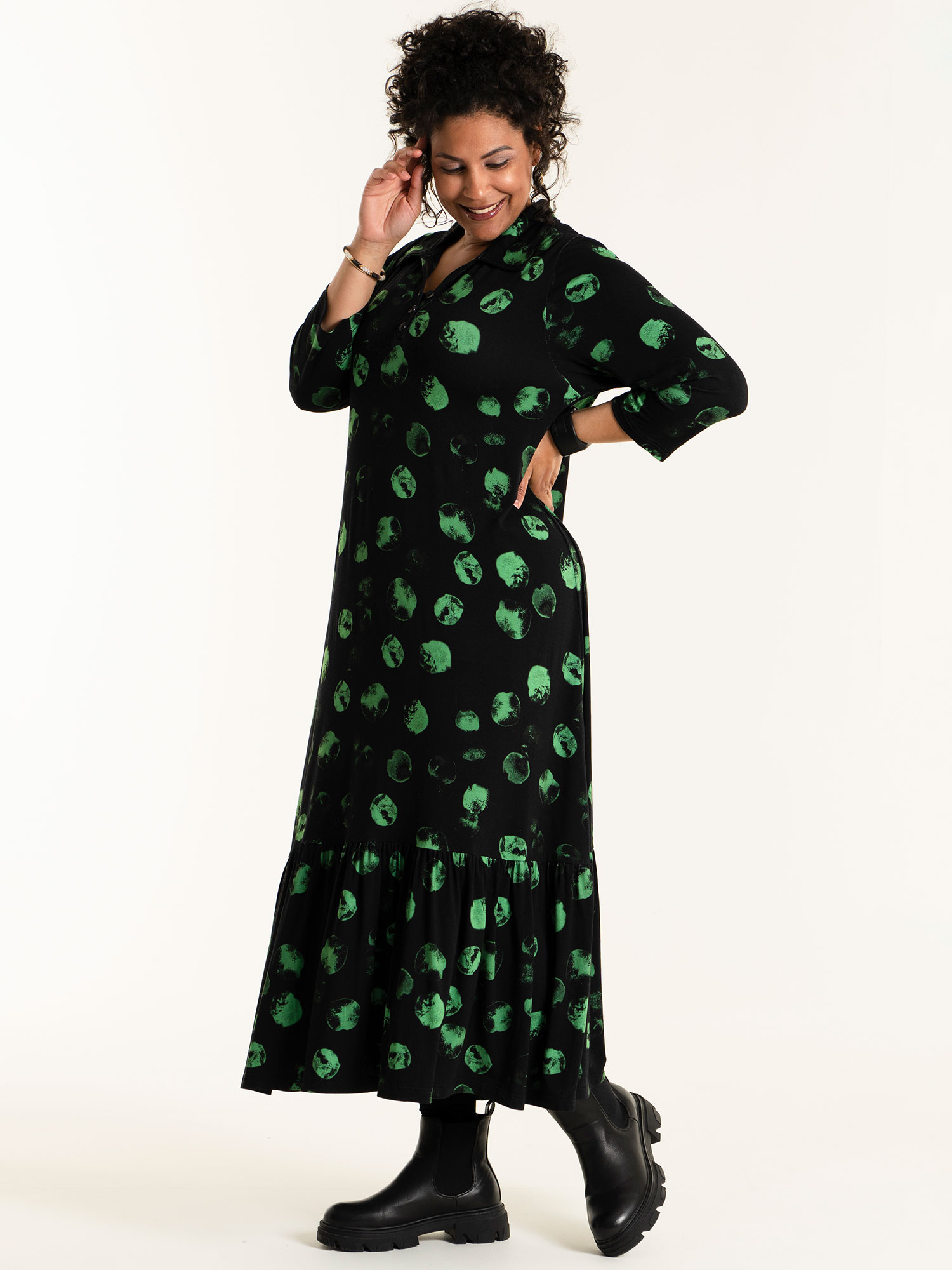 SISSI - Svart klänning med mönster fra Studio