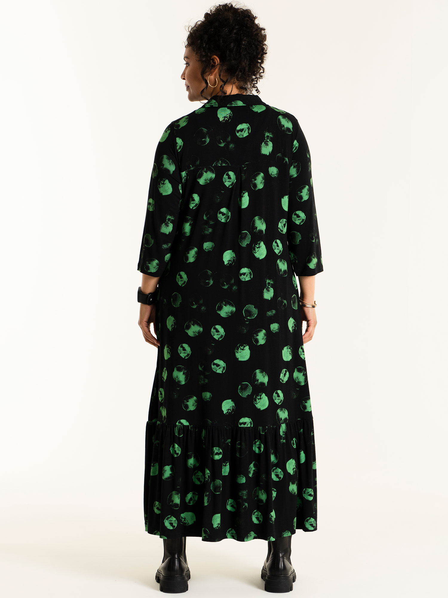 SISSI - Svart klänning med mönster fra Studio