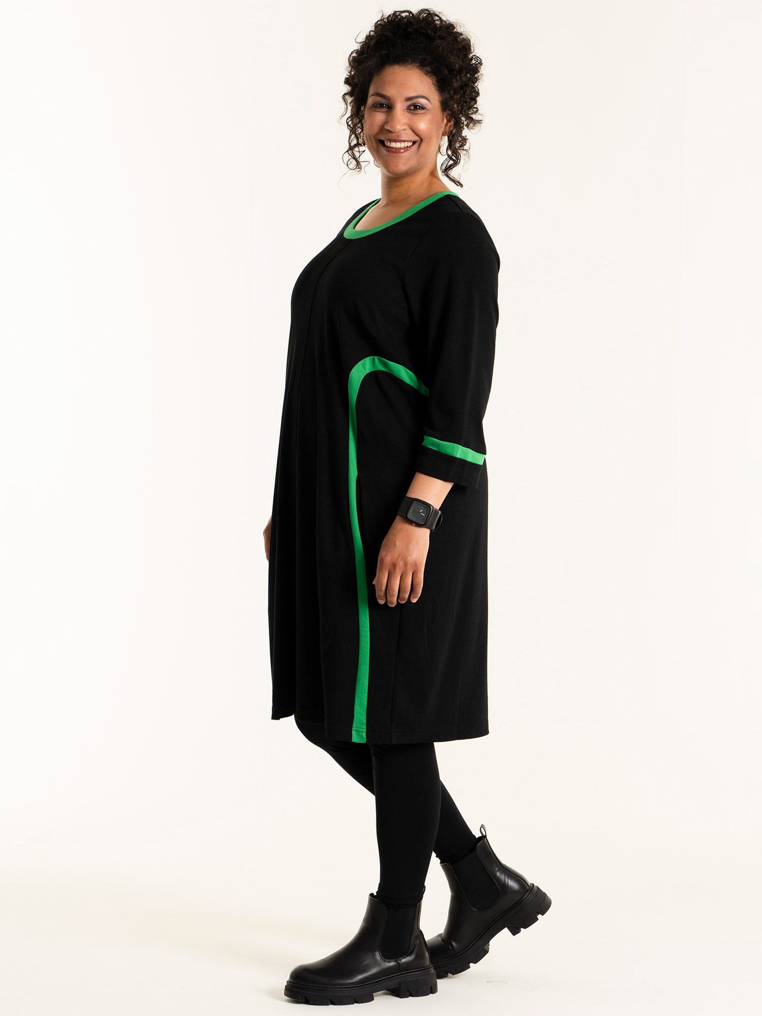 JOAN - Svart klänning i kraftig kvalitet med gröna detaljer fra Studio