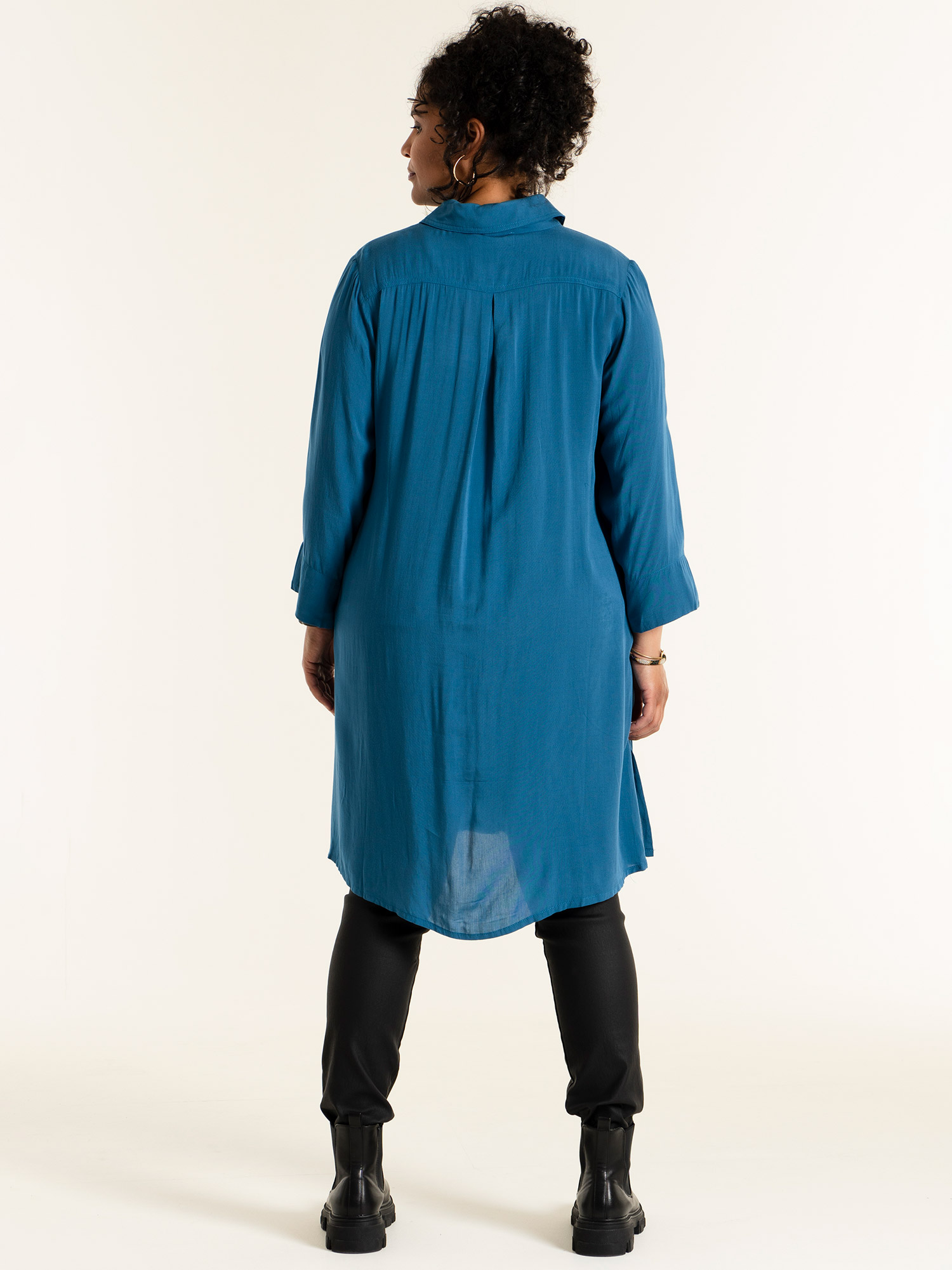 EMILIE - Petroleumblå skjorttunika i viskos fra Studio