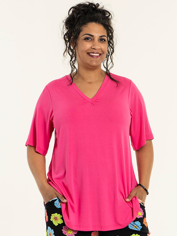 LYKKE - Rosa t-shirt i viskosjersey med v-ringning fra Studio