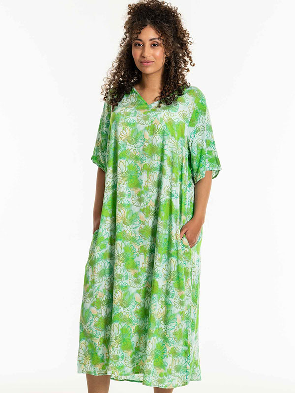 SOLVEJ - Plus Size Klänning fra Studio