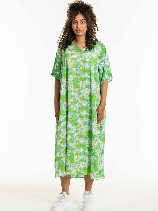 SOLVEJ - Plus Size Klänning fra Studio