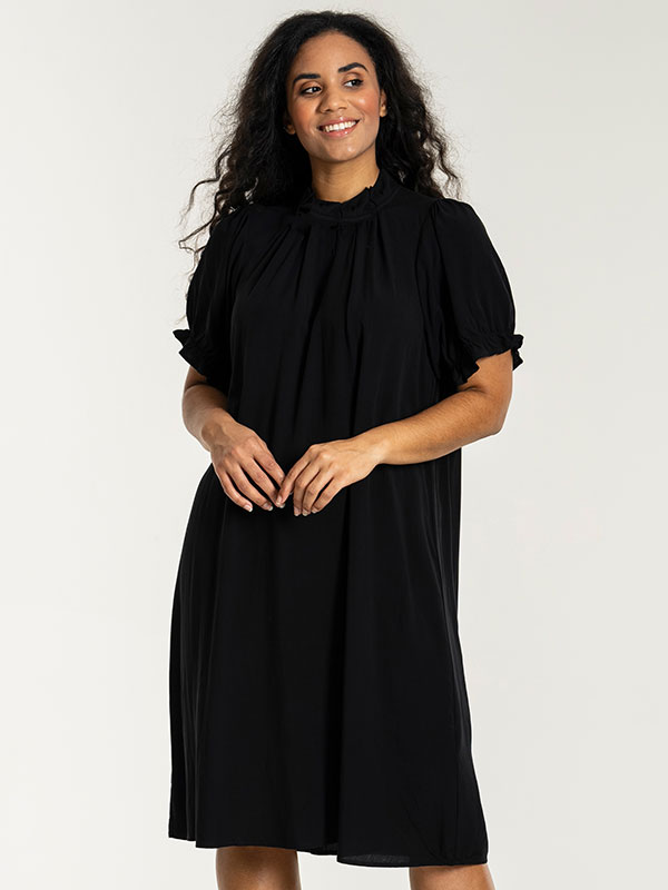 FRANCIE - Plus Size Klänning fra Studio