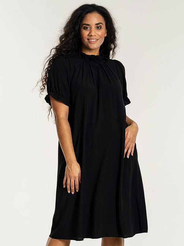 FRANCIE - Plus Size Klänning fra Studio