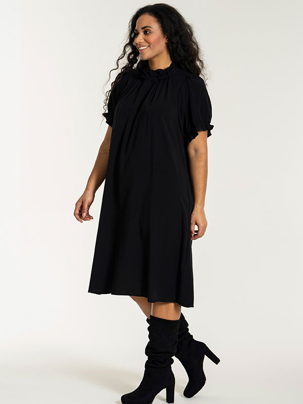 FRANCIE - Plus Size Klänning fra Studio