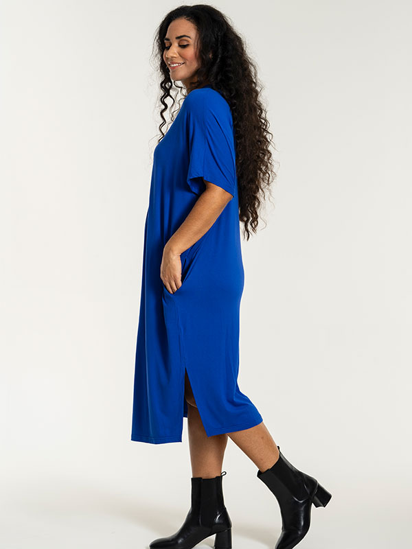 FRIEDA - Plus Size Klänning fra Studio