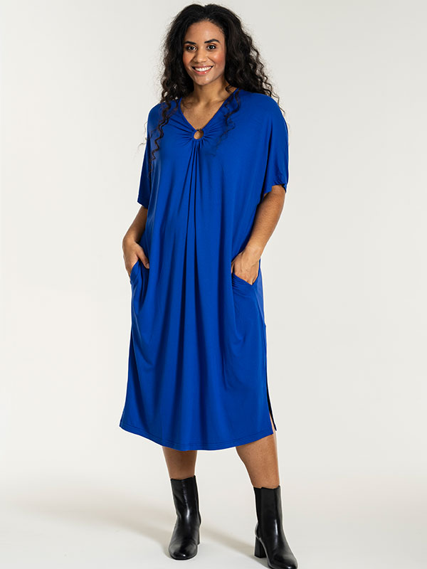 FRIEDA - Plus Size Klänning fra Studio