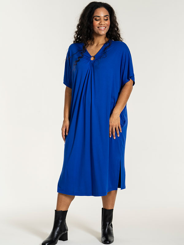 FRIEDA - Plus Size Klänning fra Studio