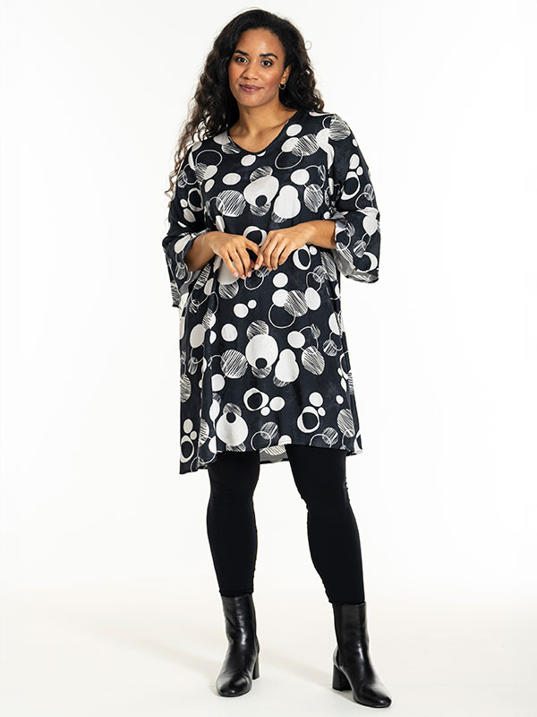GULLAN - Plus Size Klänning fra Studio