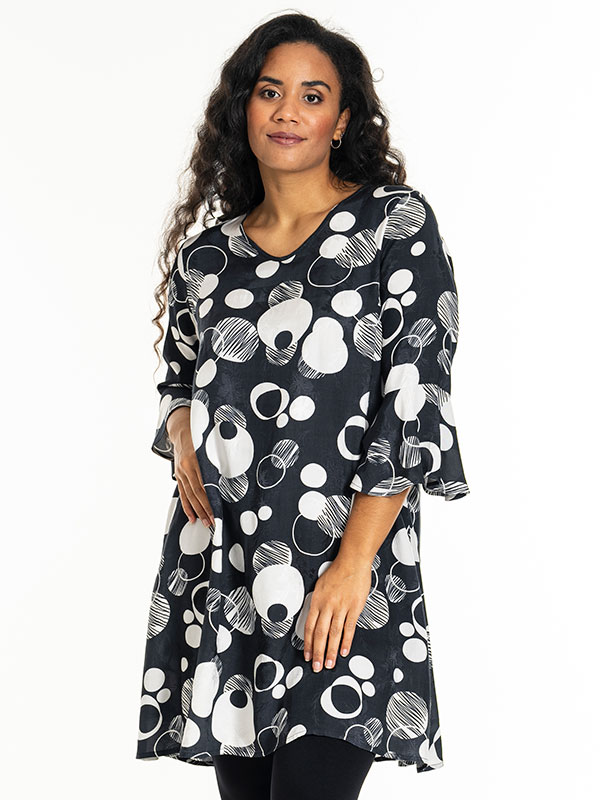 GULLAN - Plus Size Klänning fra Studio