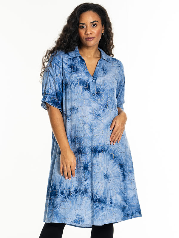 GUNDA - Plus Size Klänning fra Studio